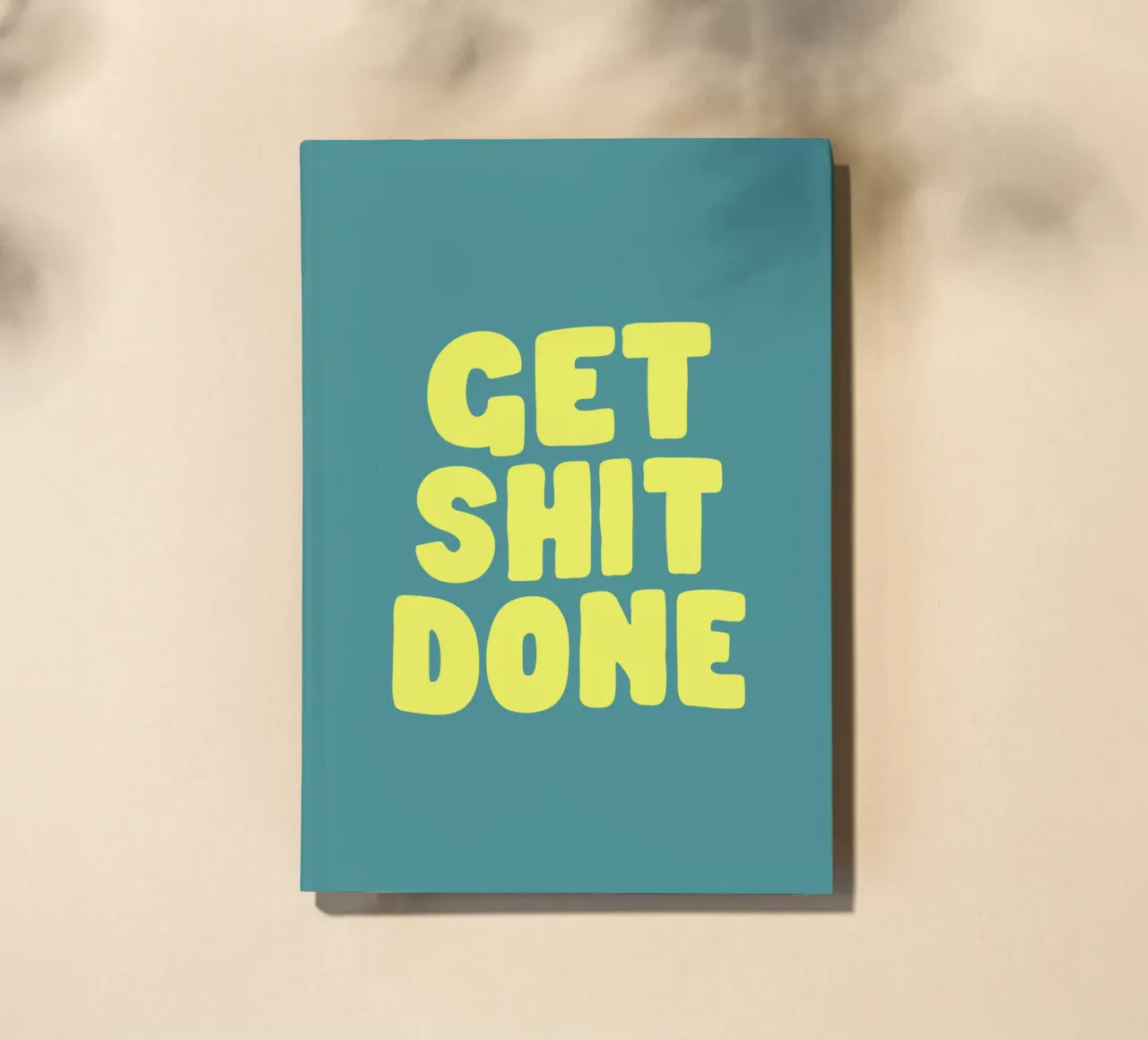 Get Shit Done Typografie Design en jaune et vert carnet de notes de THE MOTIVATED TYPE