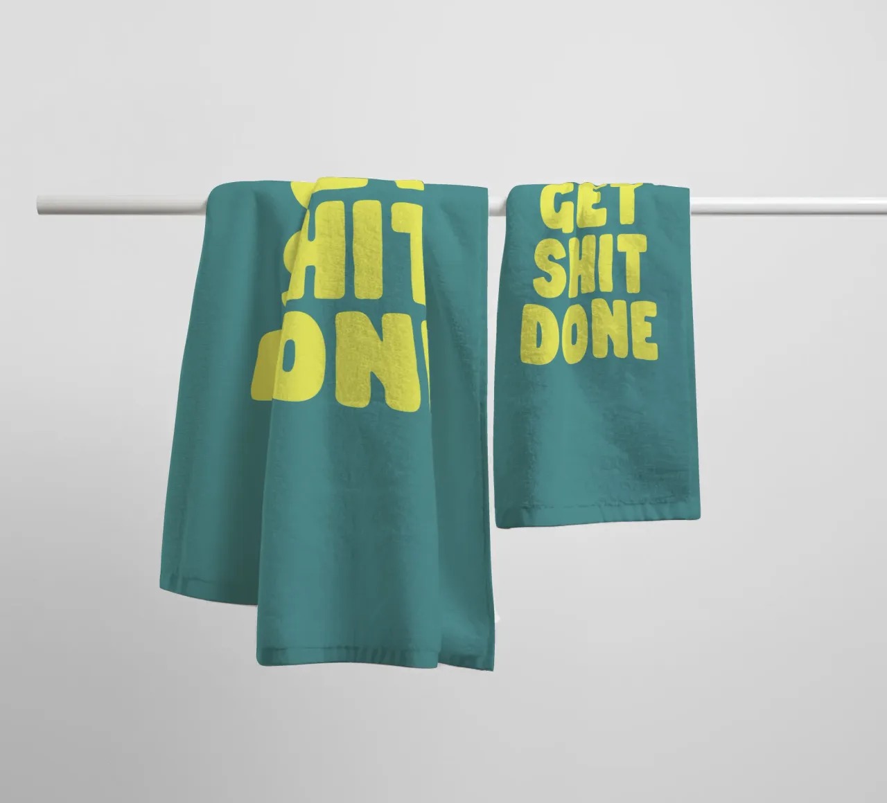 Get Shit Done Typografie Design en jaune et vert serviette de bain de THE MOTIVATED TYPE