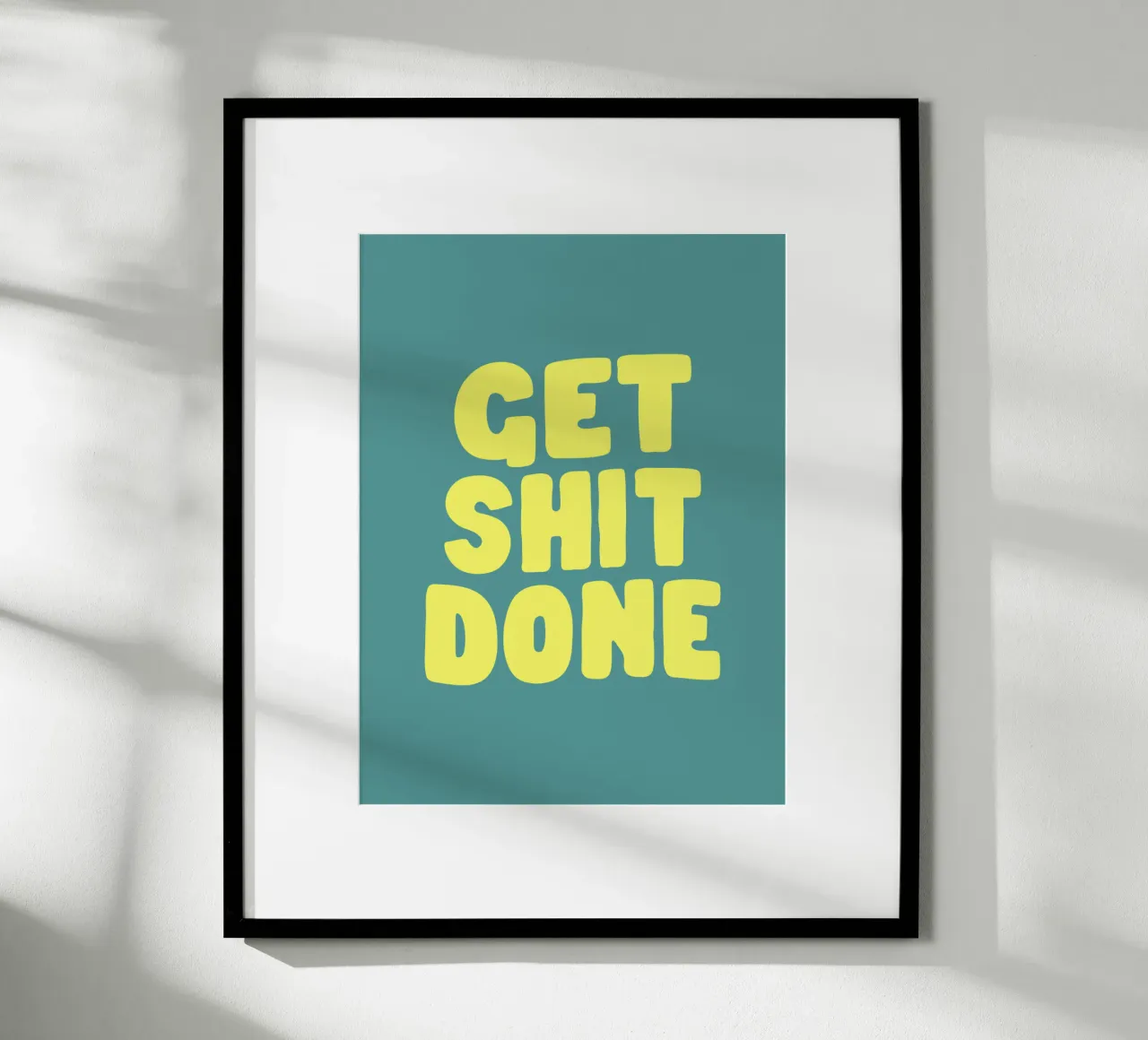 Get Shit Done Typografie Design en jaune et vert poster avec cadre en aluminium de THE MOTIVATED TYPE