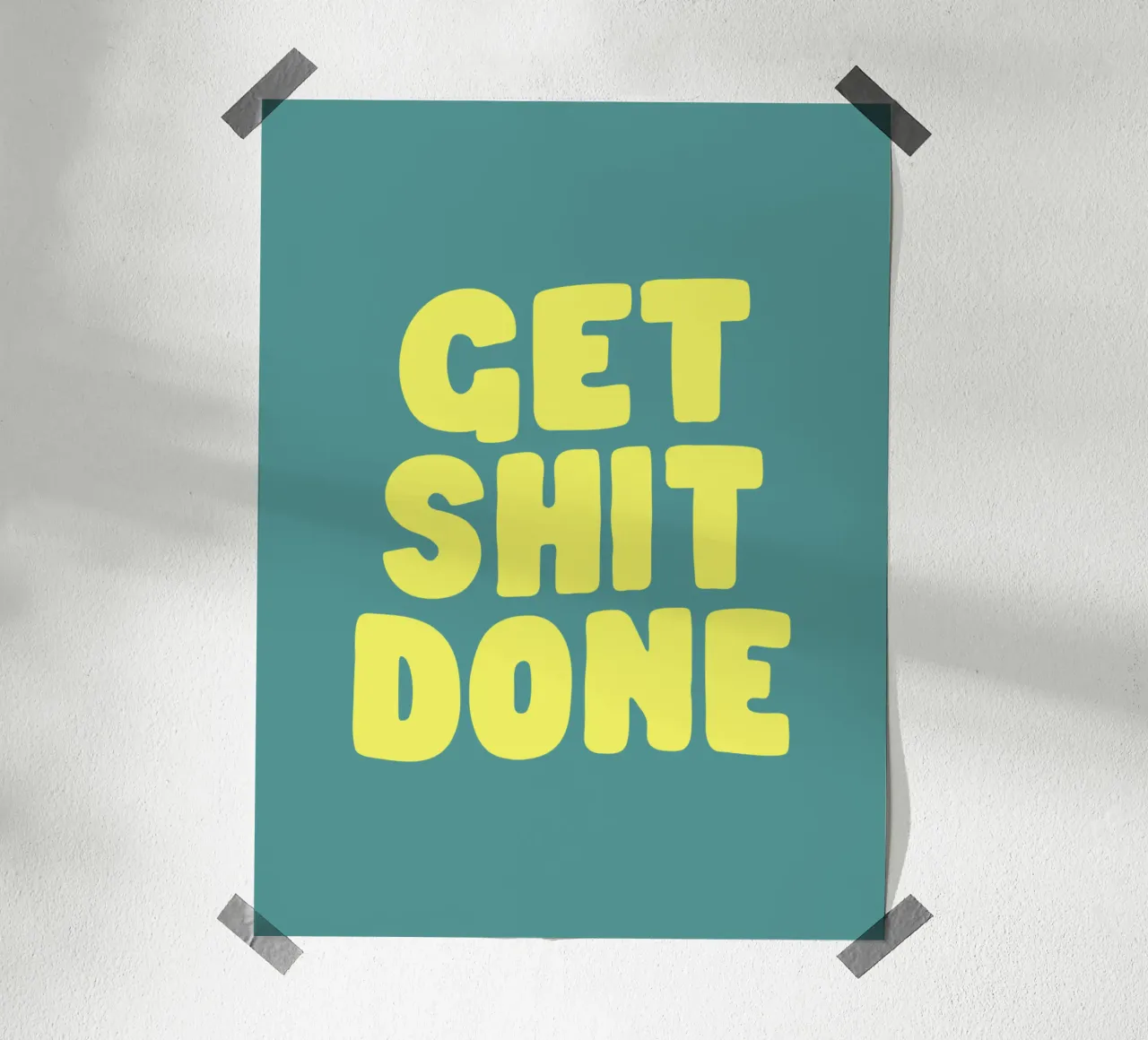 Get Shit Done Typografie Design en jaune et vert poster avec cadre en aluminium de THE MOTIVATED TYPE
