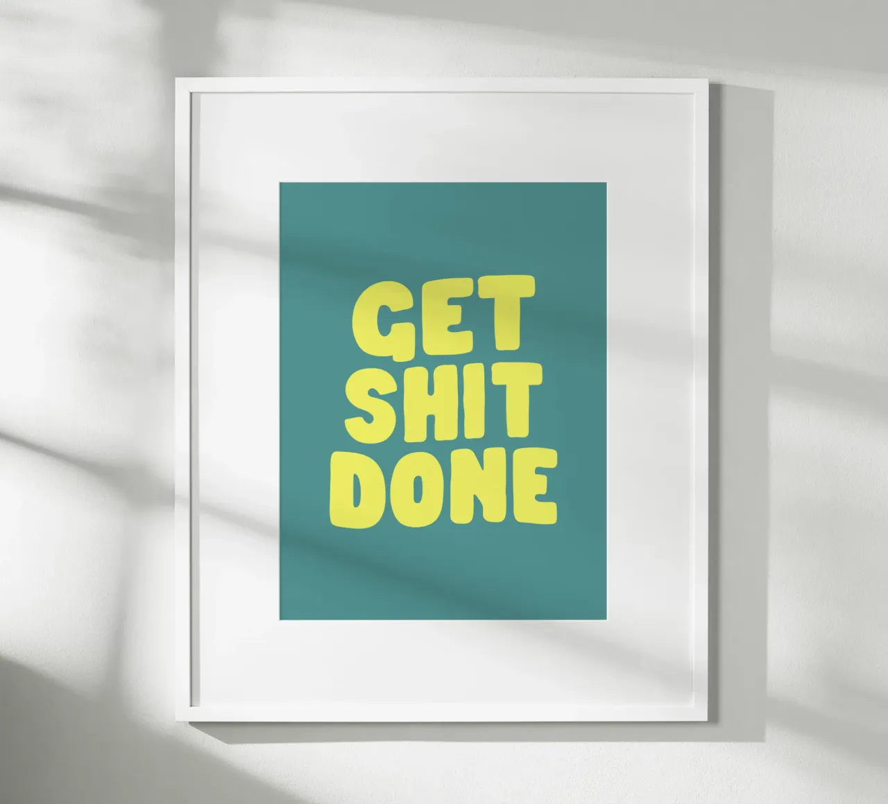 Get Shit Done Typografie Design en jaune et vert poster avec cadre en aluminium de THE MOTIVATED TYPE