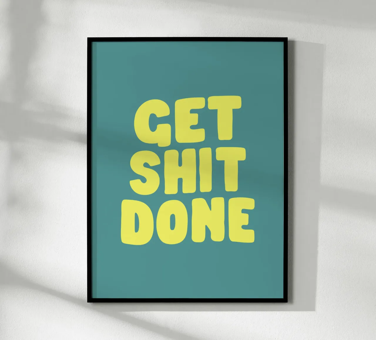 Get Shit Done Typografie Design en jaune et vert poster avec cadre en aluminium de THE MOTIVATED TYPE