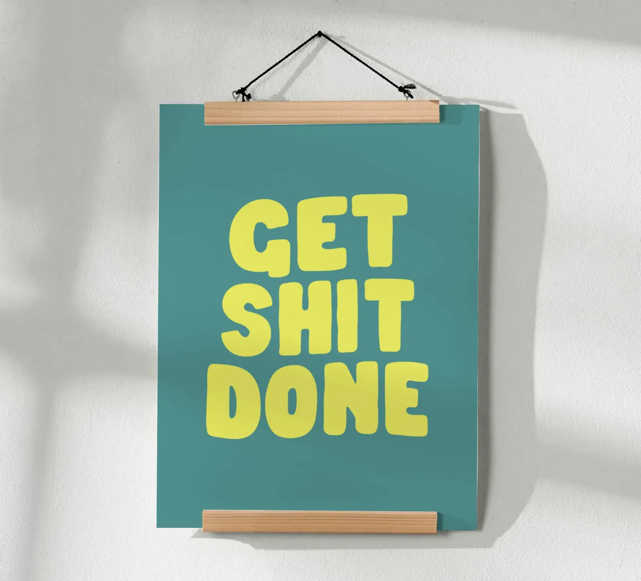 Get Shit Done Typografie Design en jaune et vert poster avec cadre en aluminium de THE MOTIVATED TYPE