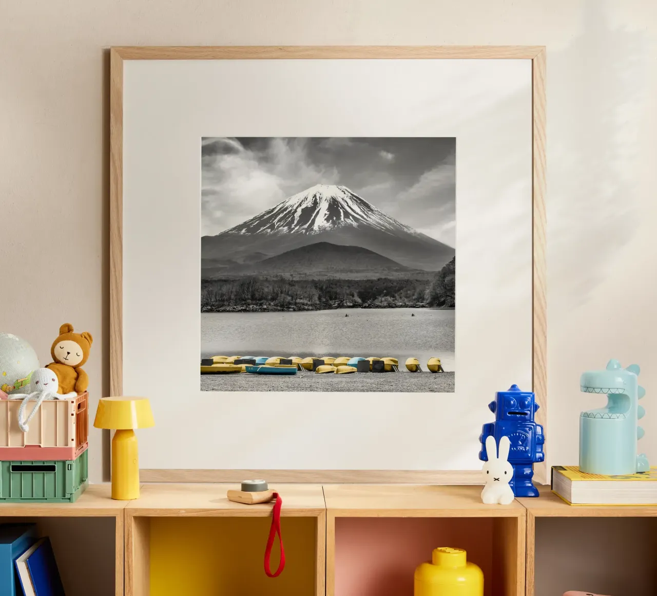 L'incantevole lago Shoji con il maestoso monte Fuji | colourkey poster con telaio in legno da Melanie Viola