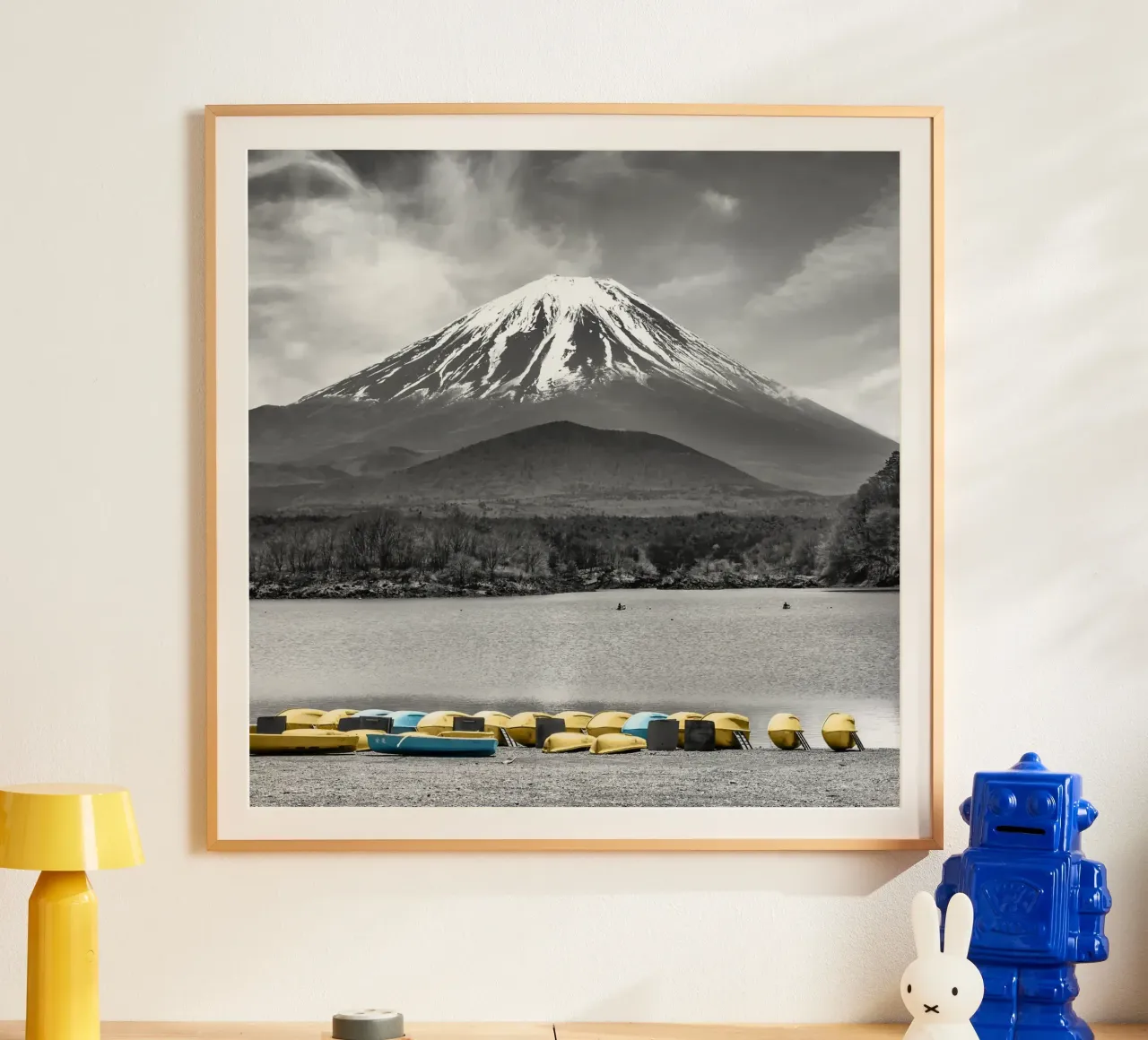 L'incantevole lago Shoji con il maestoso monte Fuji | colourkey poster con telaio in legno da Melanie Viola