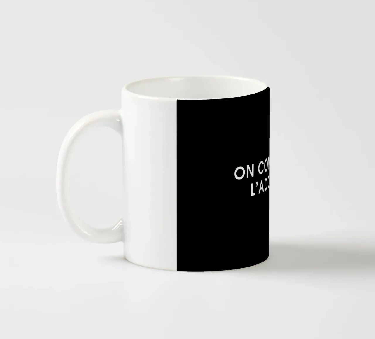 On commande l'addition - Black mug en céramique de Intertitres