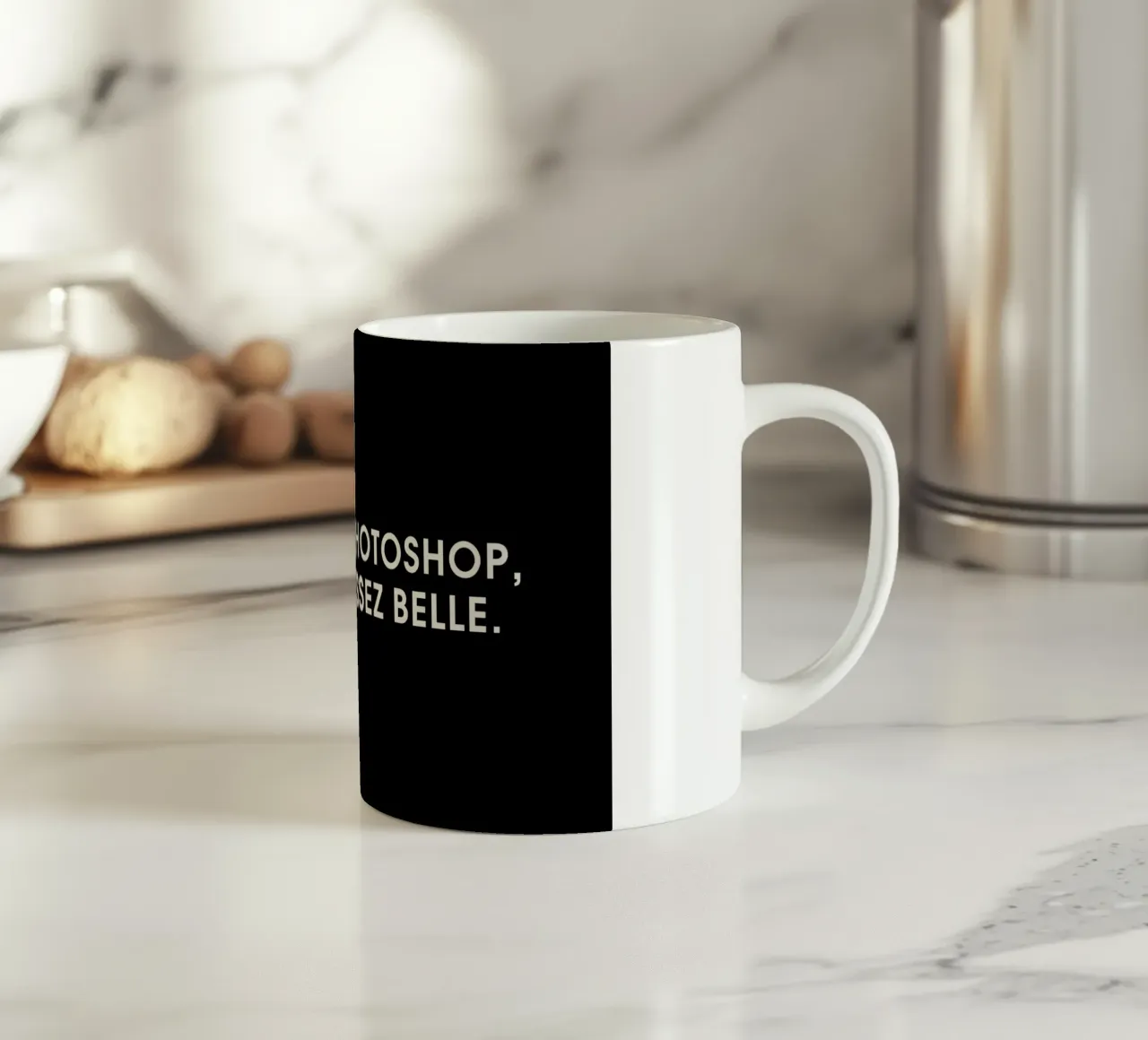 J'ai pas photoshop, je suis assez belle - Black mug en céramique de Intertitres