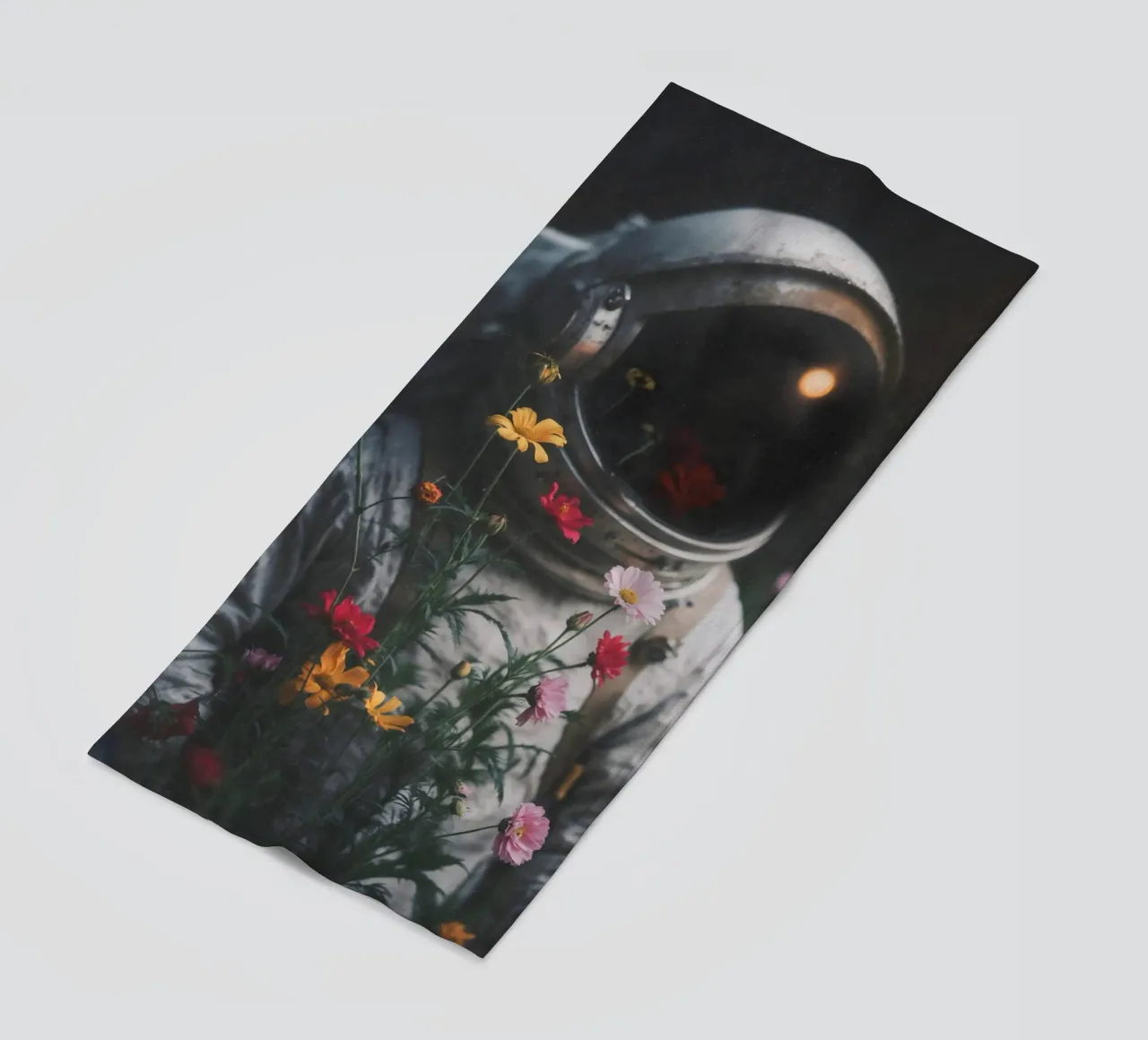 Fesselnder Astronaut Kunstdruck mit bunten Blumen Strandtuch von Studio Mooodz