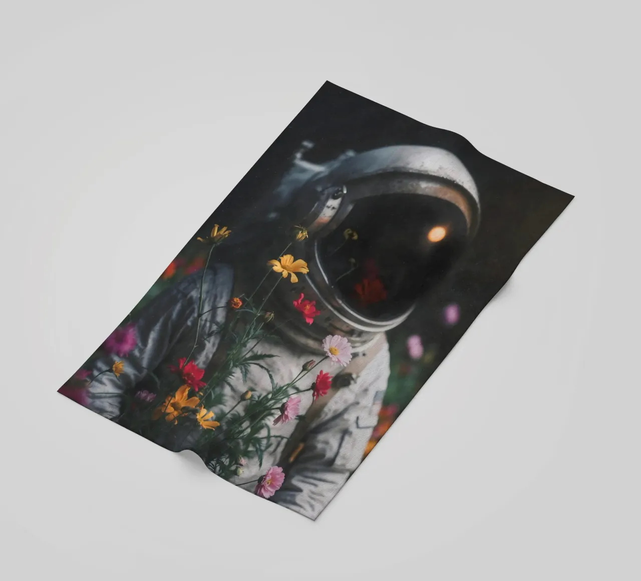 Fesselnder Astronaut Kunstdruck mit bunten Blumen Strandtuch von Studio Mooodz