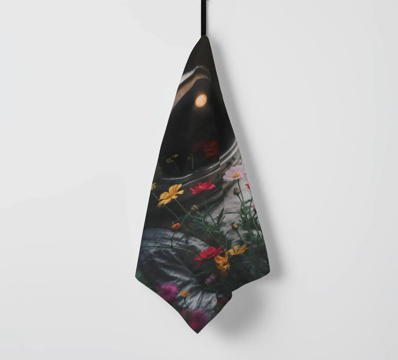 Impression d'art captivante d'un astronaute avec des fleurs colorées torchon de Studio Mooodz