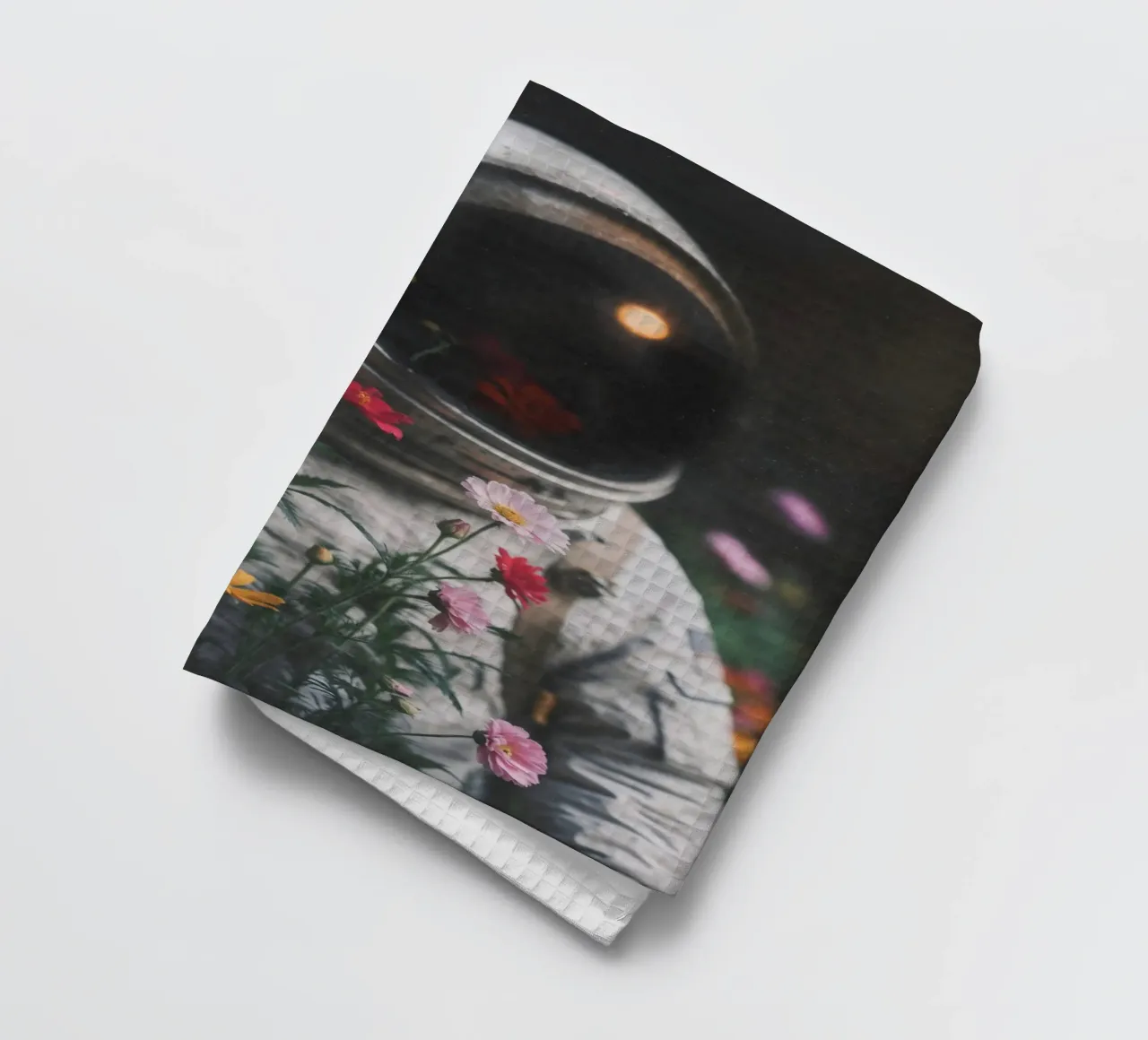 Impression d'art captivante d'un astronaute avec des fleurs colorées torchon de Studio Mooodz