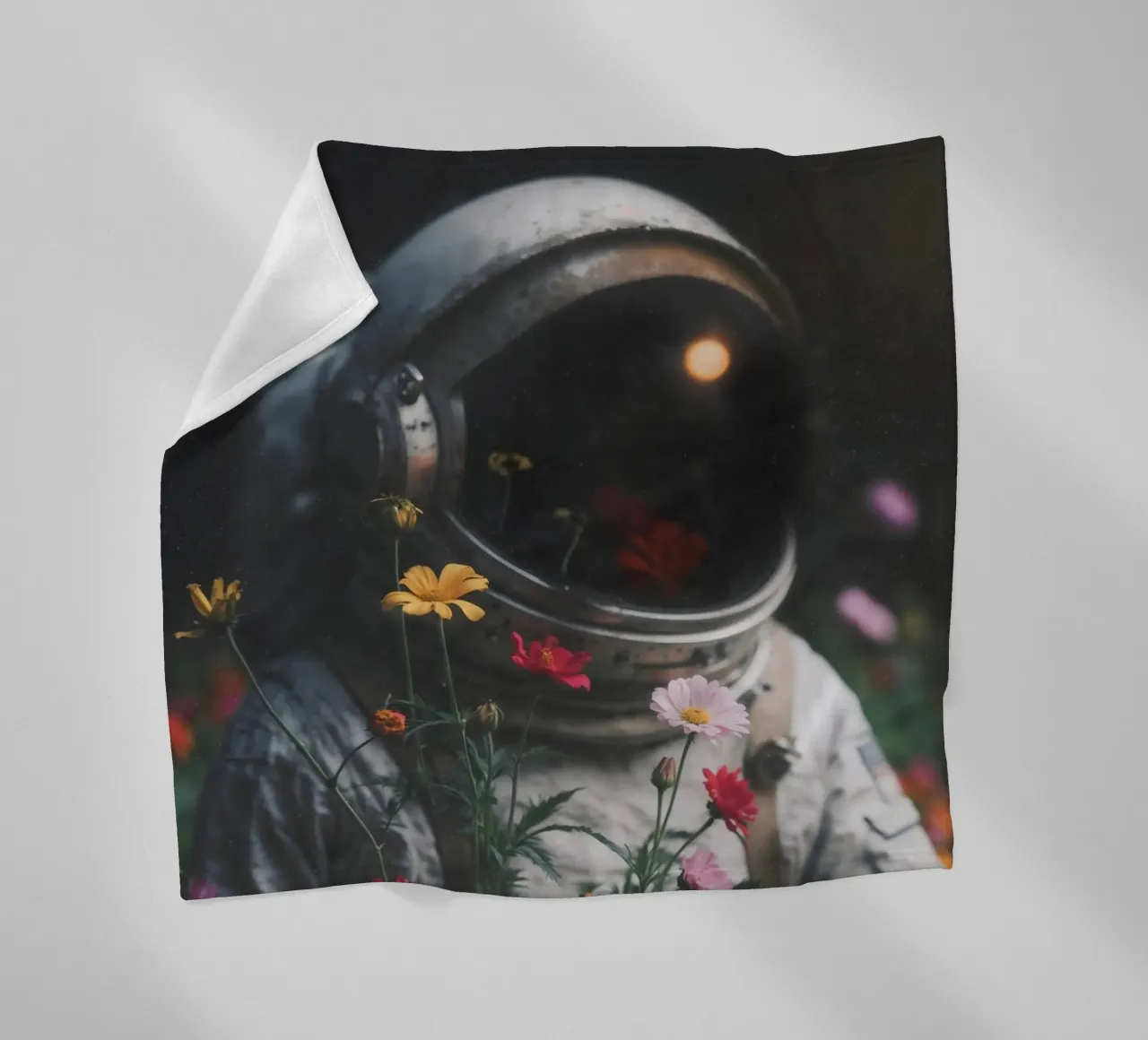 Captivating Astronaut Kunstdruk met Kleurrijke Bloemen fleecedeken van Studio Mooodz