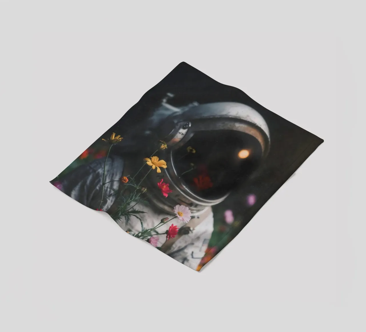 Captivating Astronaut Kunstdruk met Kleurrijke Bloemen fleecedeken van Studio Mooodz