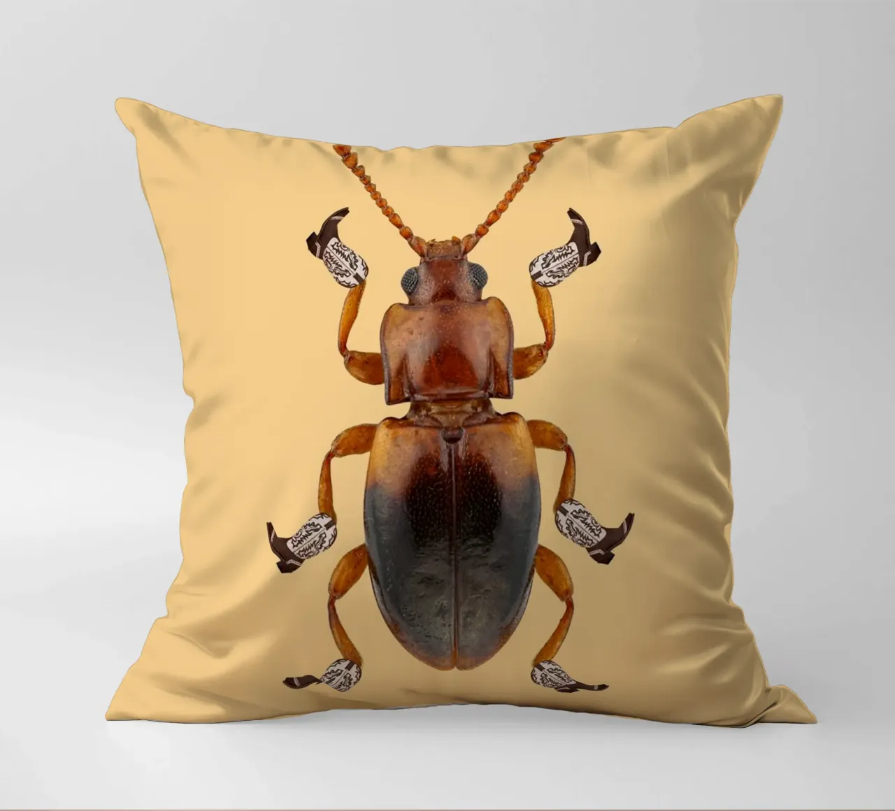 Billy The Booted Beetle cuscino da AnyoneCanYeehaw