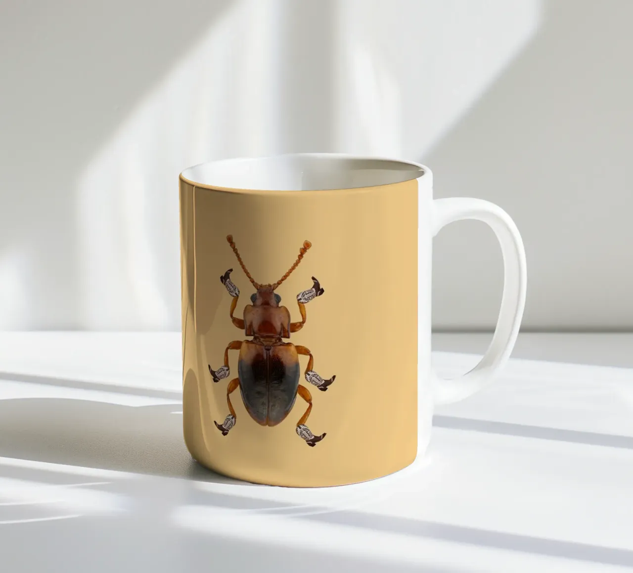 Billy The Booted Beetle tazza in ceramica da AnyoneCanYeehaw