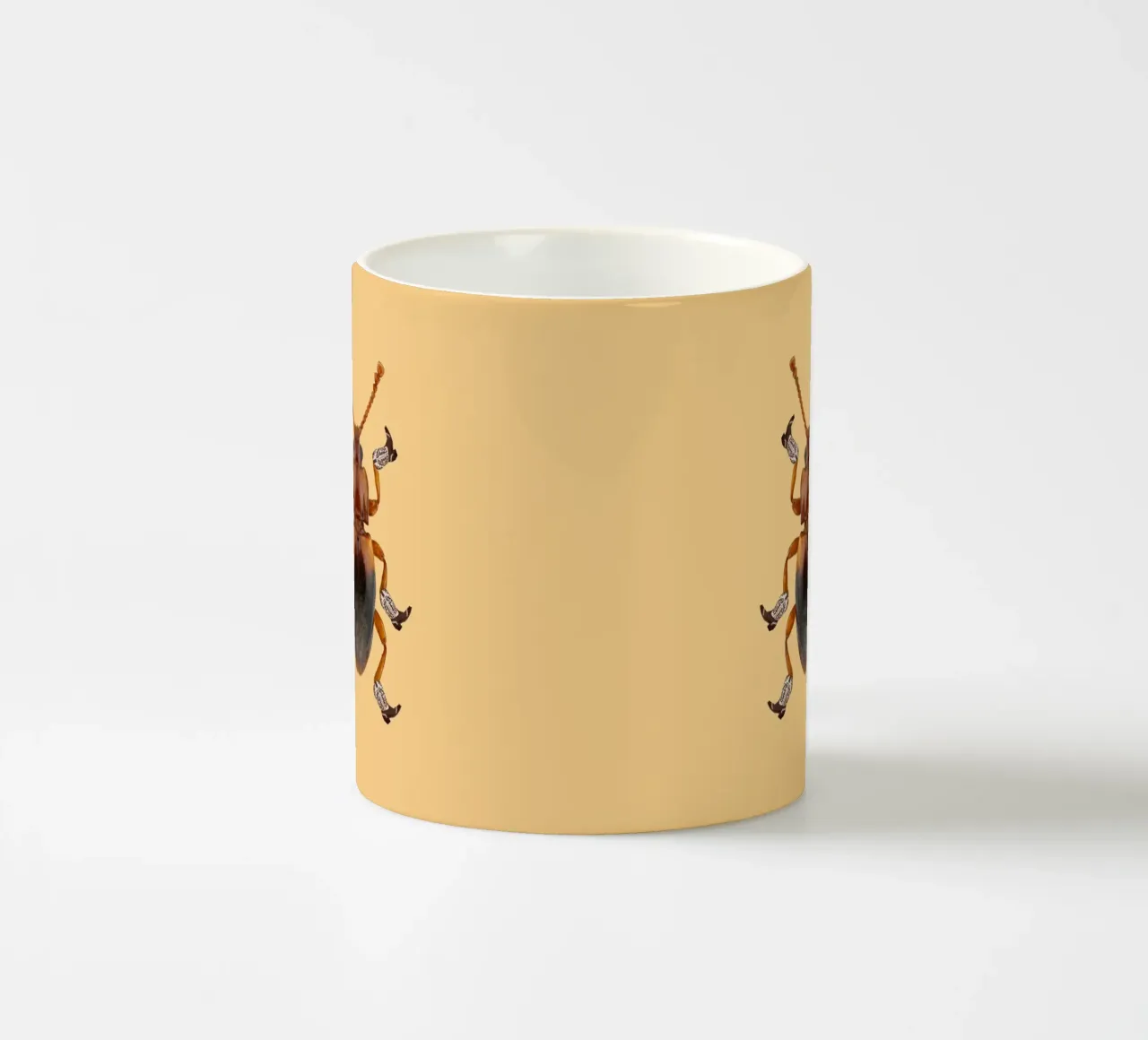 Billy The Booted Beetle tazza in ceramica da AnyoneCanYeehaw