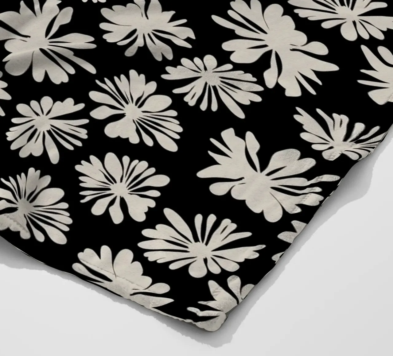 Bloom Boom Flower Black coperta in pile da Kate Westworth