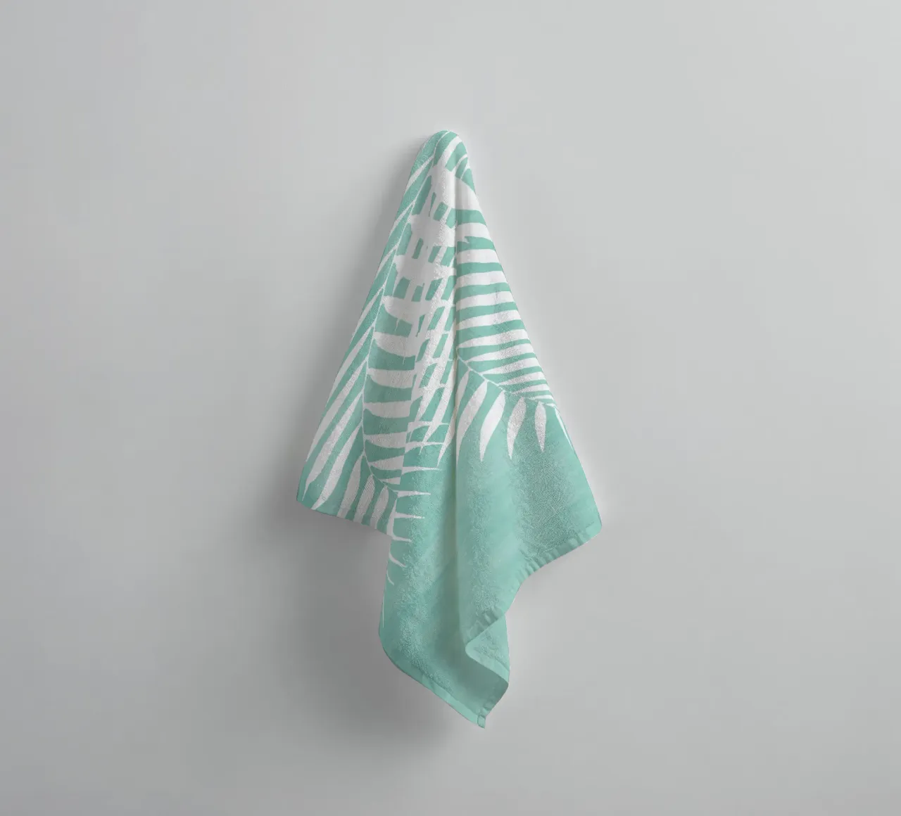 Teal Paint Strich von Palmenblättern Handtuch von amini54