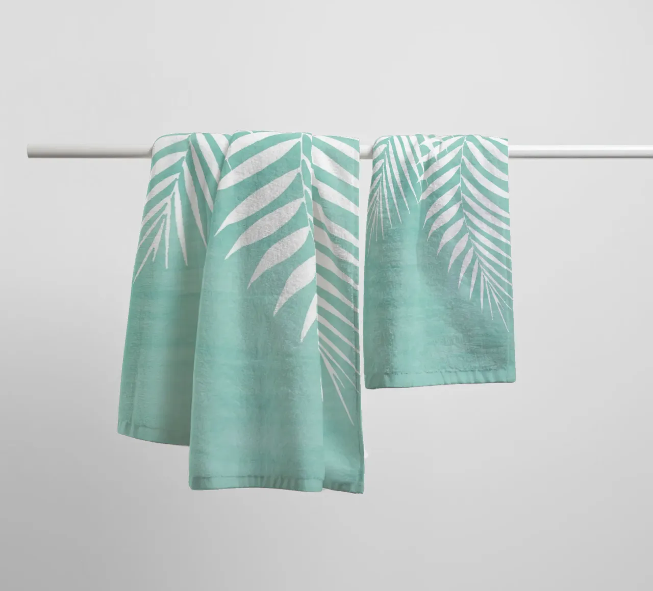 Teal Paint Strich von Palmenblättern Handtuch von amini54