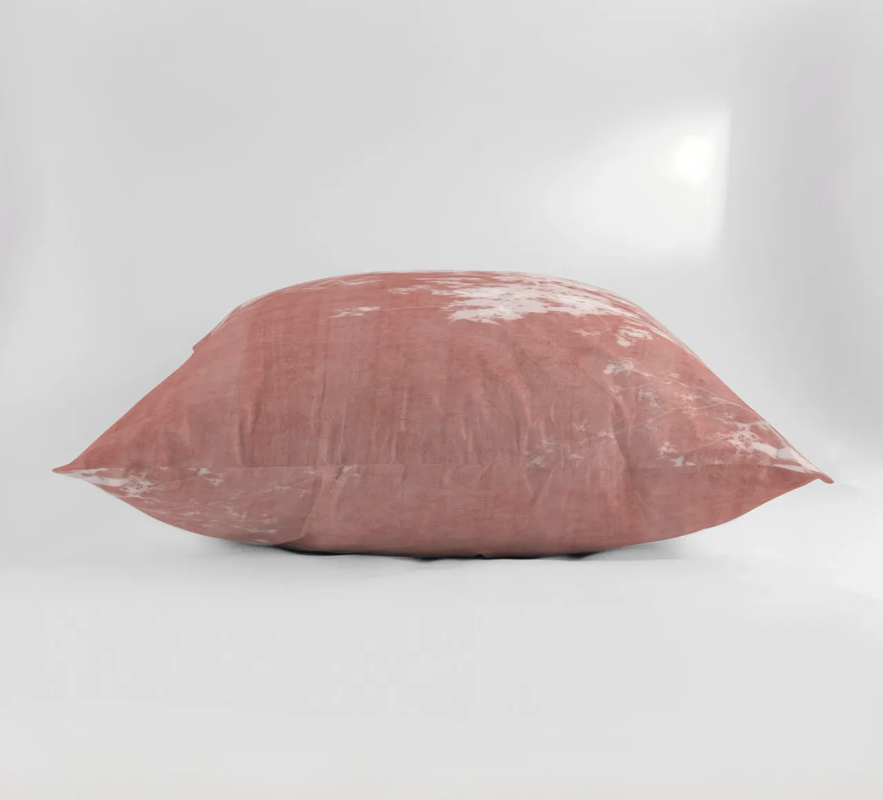 Colpo di vernice rossa sul fogliame cuscino da amini54