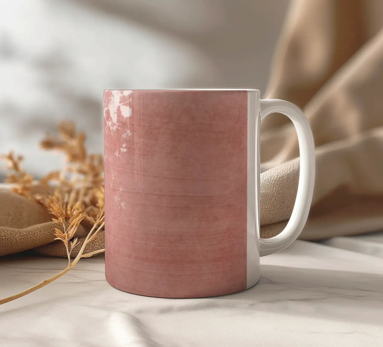 Colpo di vernice rossa sul fogliame tazza in ceramica da amini54