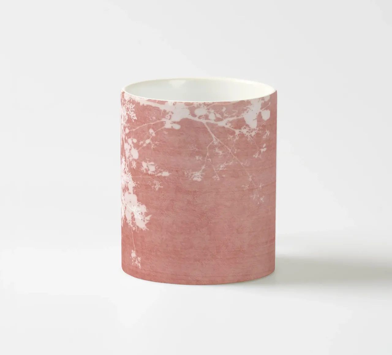 Colpo di vernice rossa sul fogliame tazza in ceramica da amini54