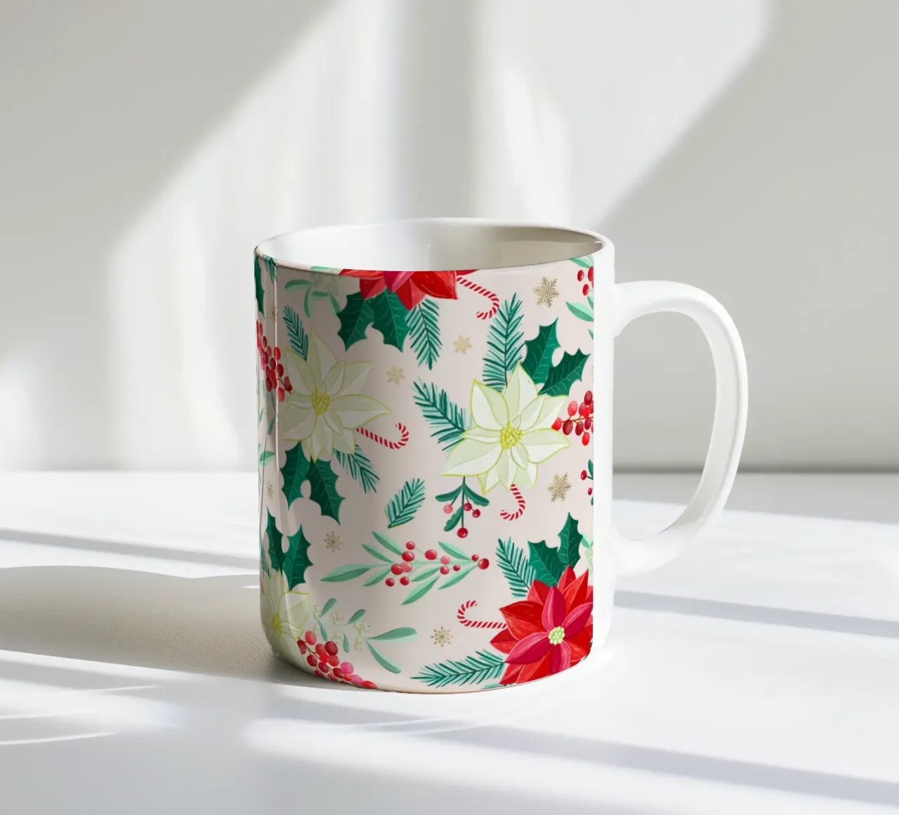 Weihnachtsmuster mit Weihnachtssternen und Winter Botanik Keramik Tasse von CalliLetters