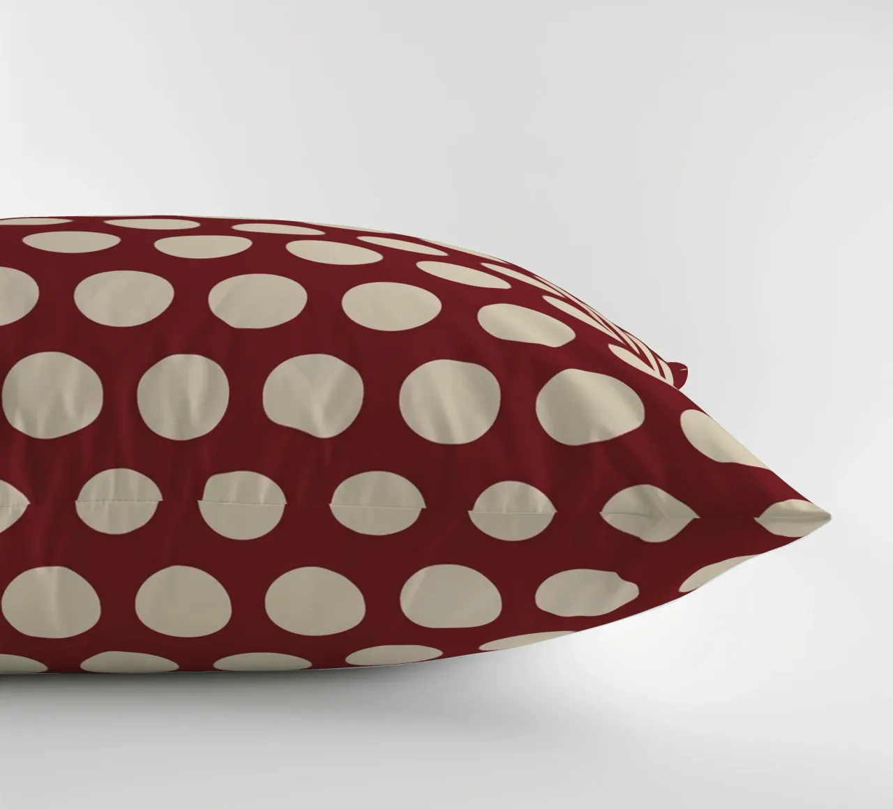 Polka Dots Red Beige cuscino da Kate Westworth