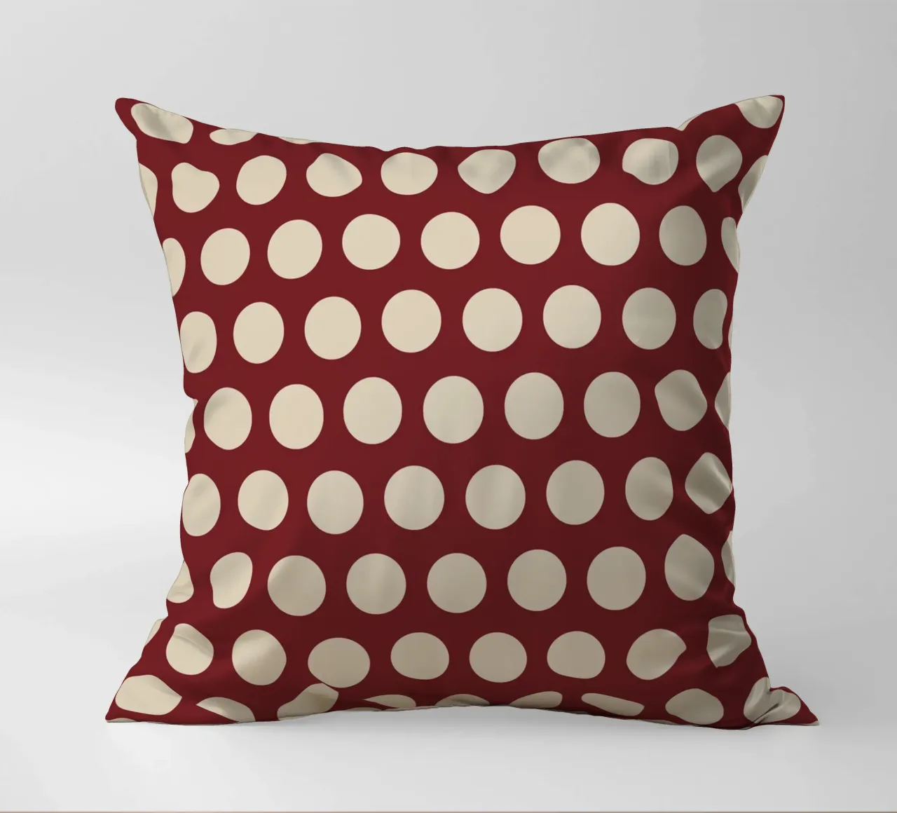 Polka Dots Red Beige cuscino da Kate Westworth
