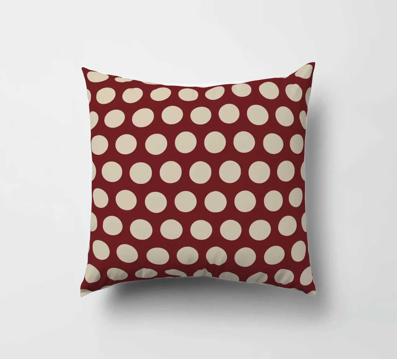 Polka Dots Red Beige cuscino da Kate Westworth