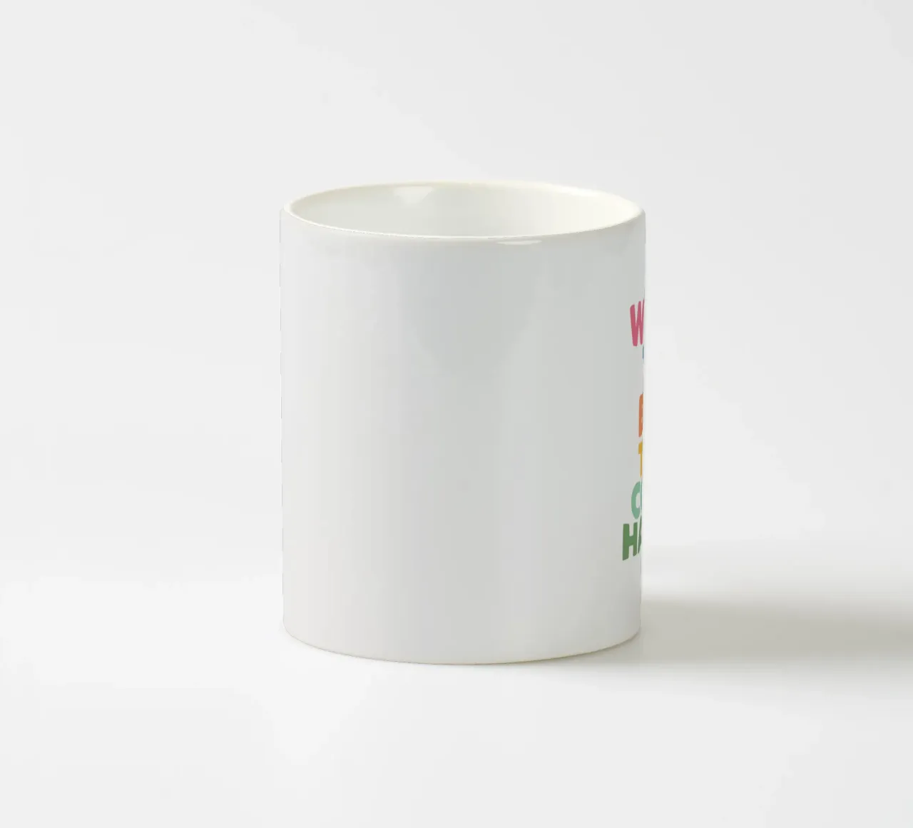 Qual è il meglio che possa accadere Design tipografico colorato tazza in ceramica da THE MOTIVATED TYPE
