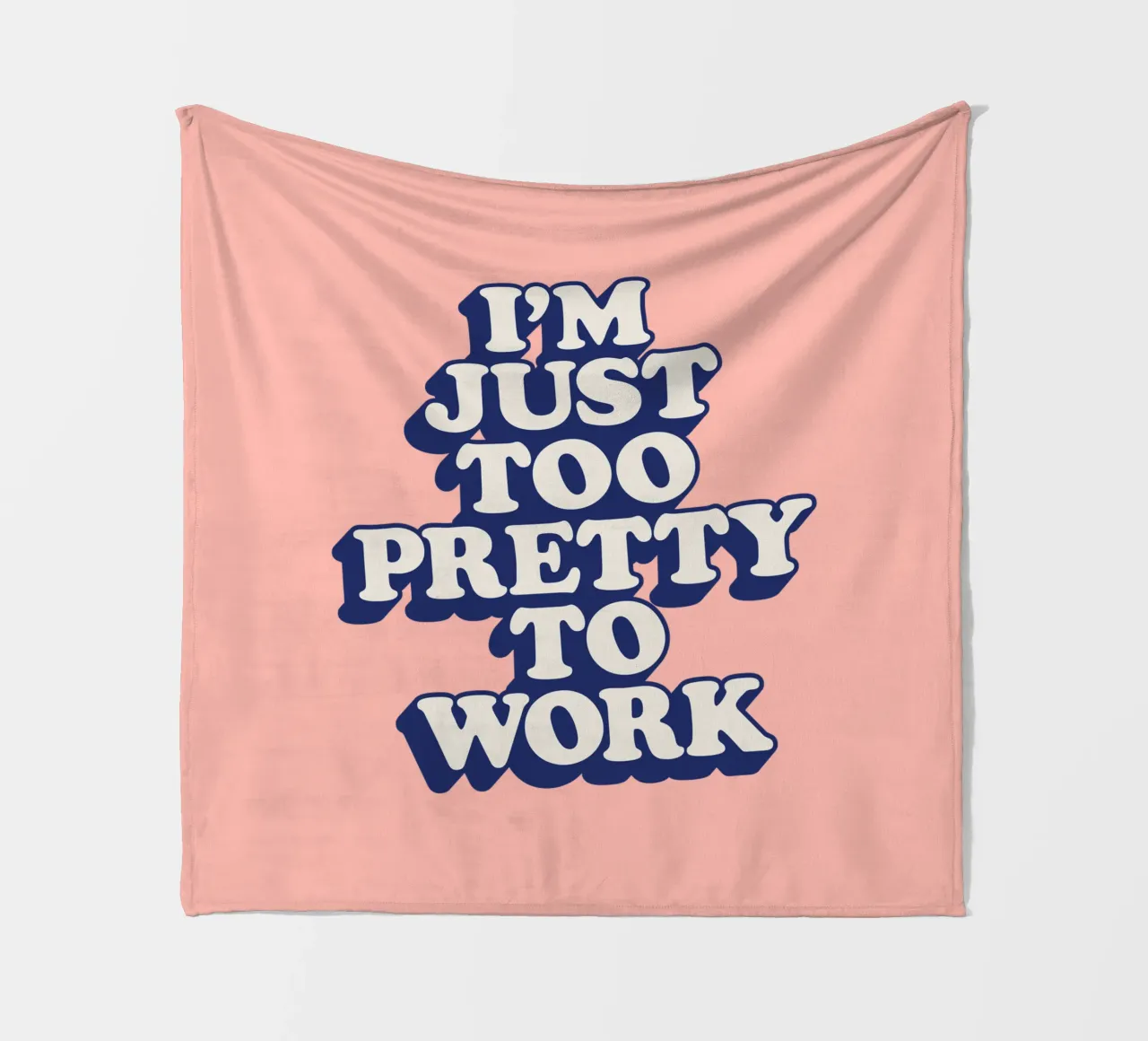 I'm Just Too Pretty to Work Typografie Design in Peach PInk coperta in pile da THE MOTIVATED TYPE