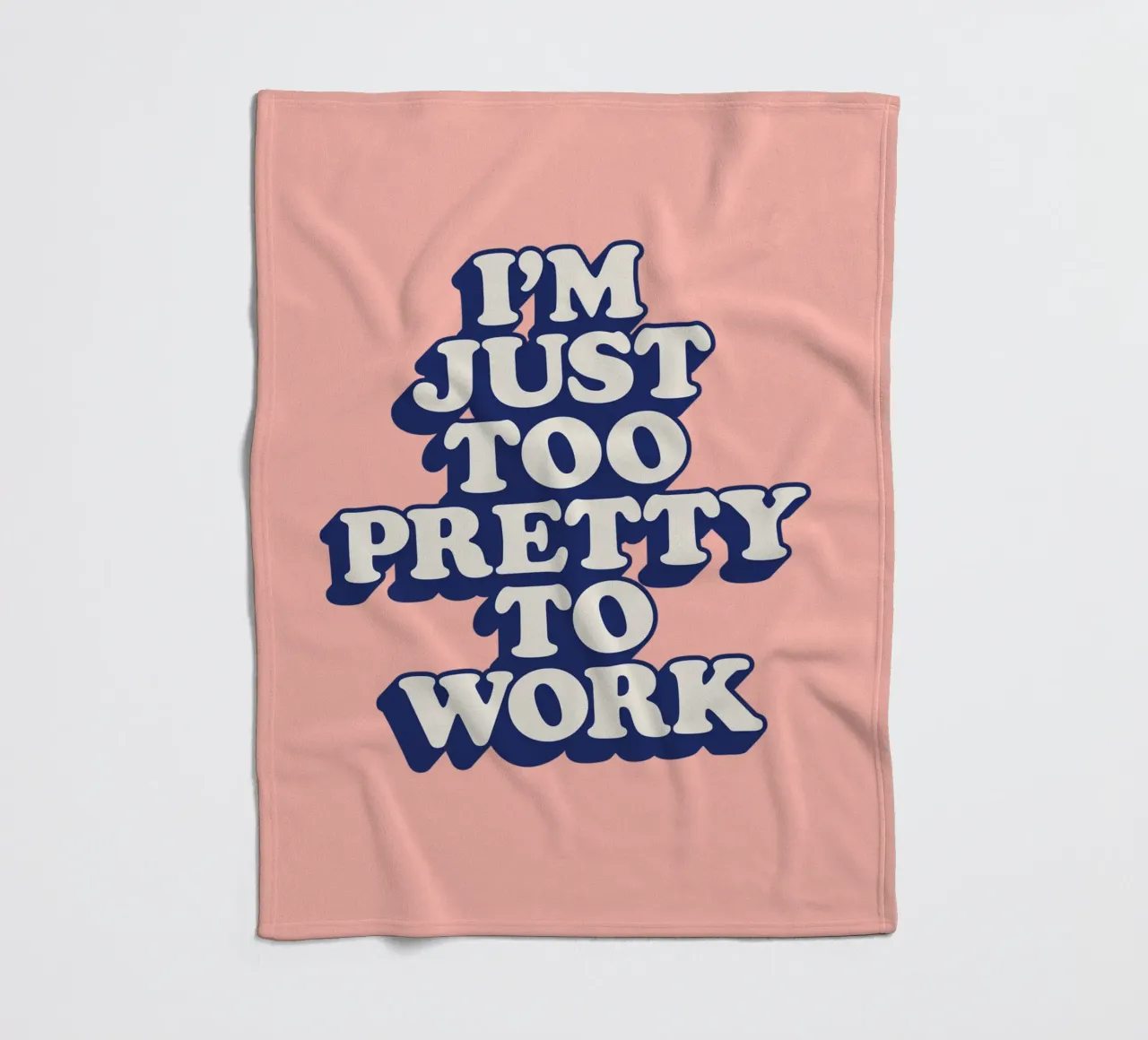 I'm Just Too Pretty to Work Typografie Design in Peach PInk coperta in pile da THE MOTIVATED TYPE