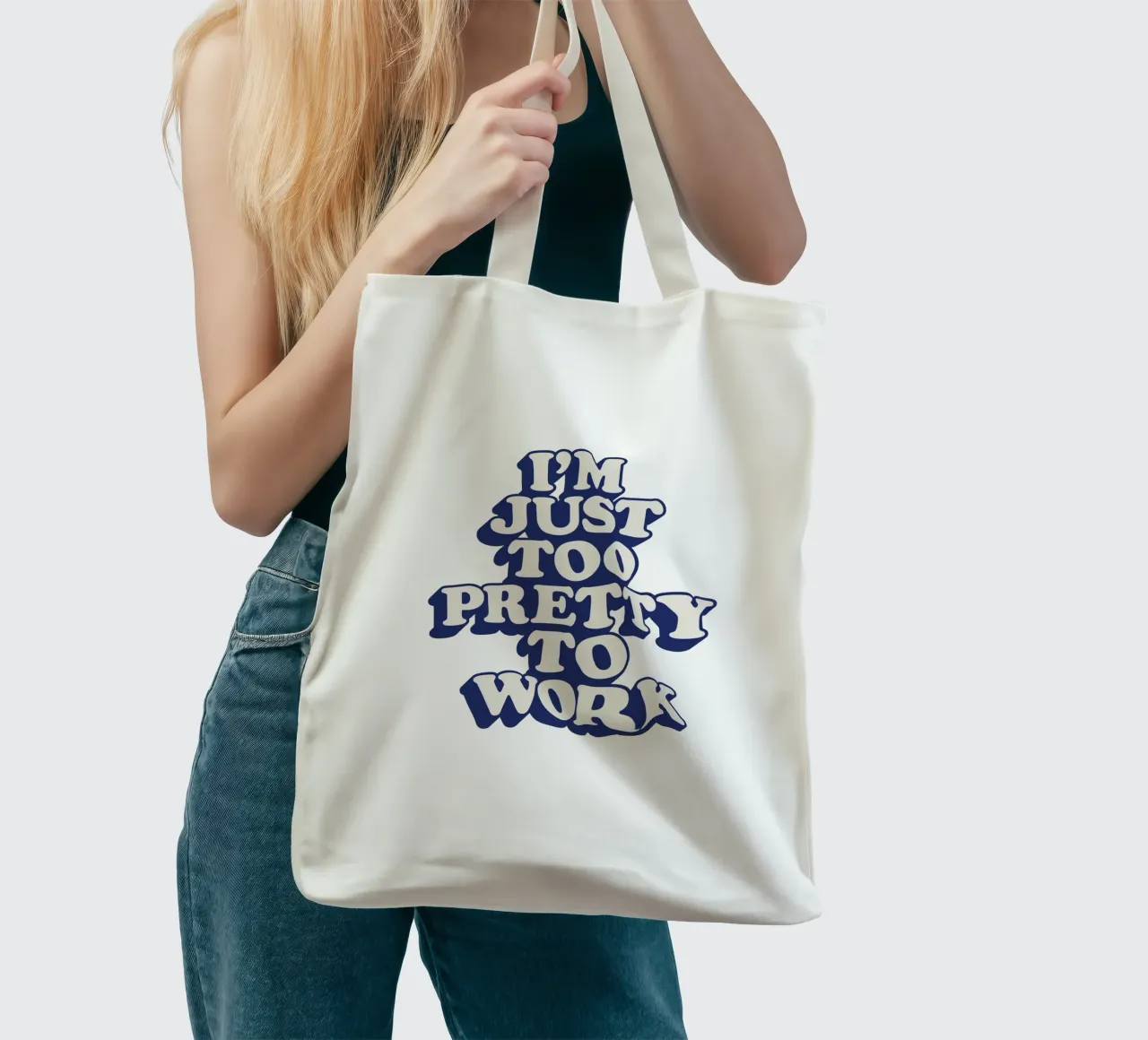 I'm Just Too Pretty to Work Typografie Design in Peach PInk borsa in juta da THE MOTIVATED TYPE