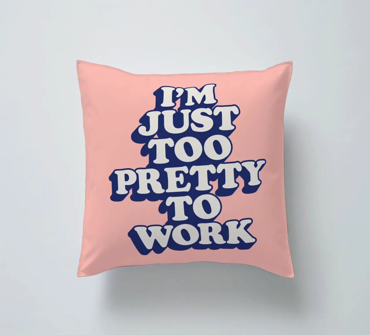 I'm Just Too Pretty to Work Typografie Design in Peach PInk cuscino da THE MOTIVATED TYPE