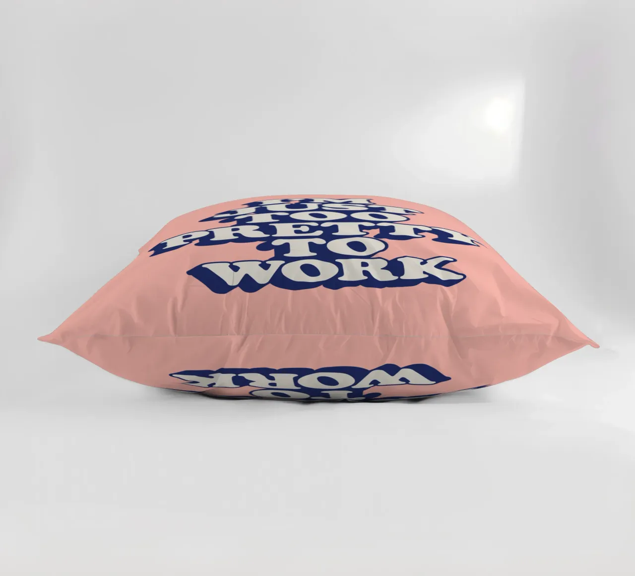 I'm Just Too Pretty to Work Typografie Design in Peach PInk cuscino da THE MOTIVATED TYPE