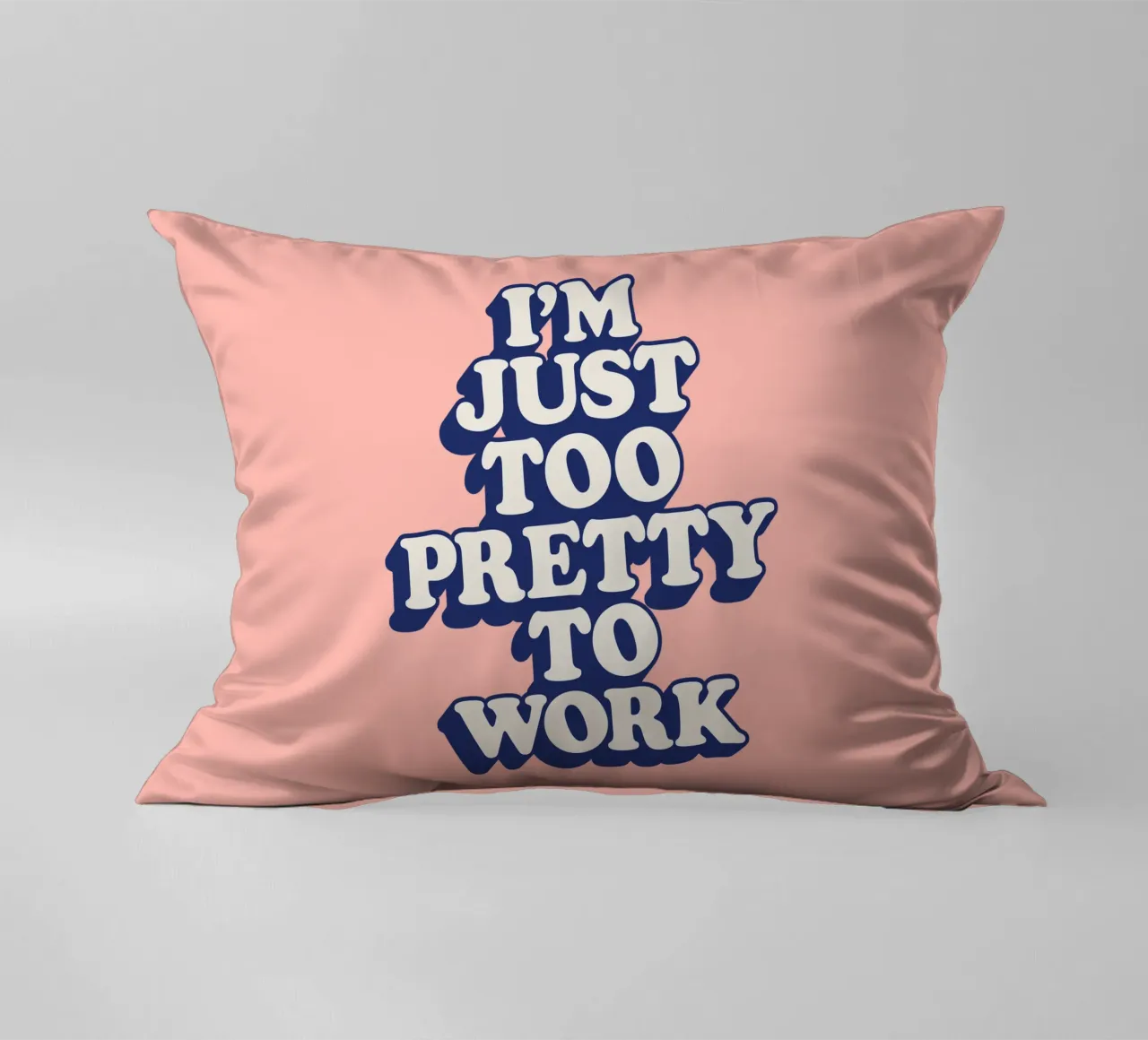 I'm Just Too Pretty to Work Typografie Design in Peach PInk cuscino da THE MOTIVATED TYPE