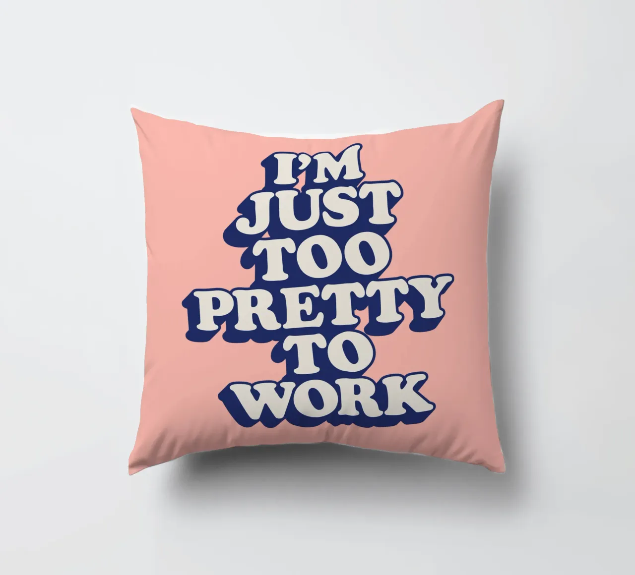 I'm Just Too Pretty to Work Typografie Design in Peach PInk cuscino da THE MOTIVATED TYPE