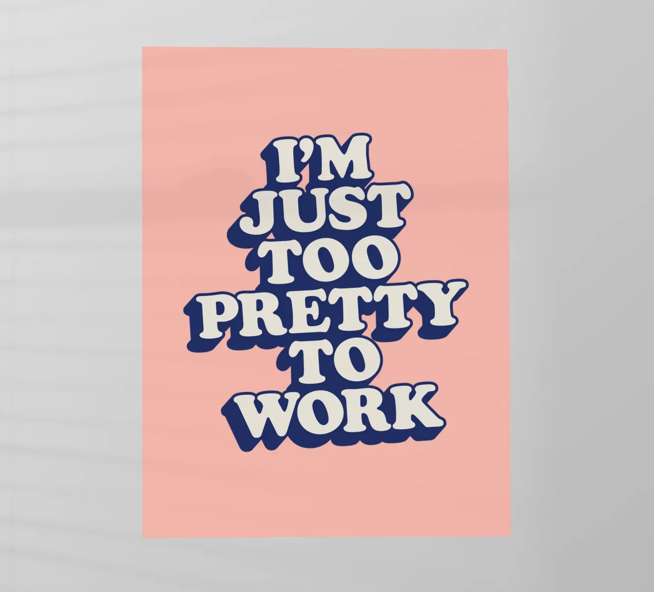 I'm Just Too Pretty to Work Diseño tipográfico en Peach PInk lámina retroiluminada de THE MOTIVATED TYPE
