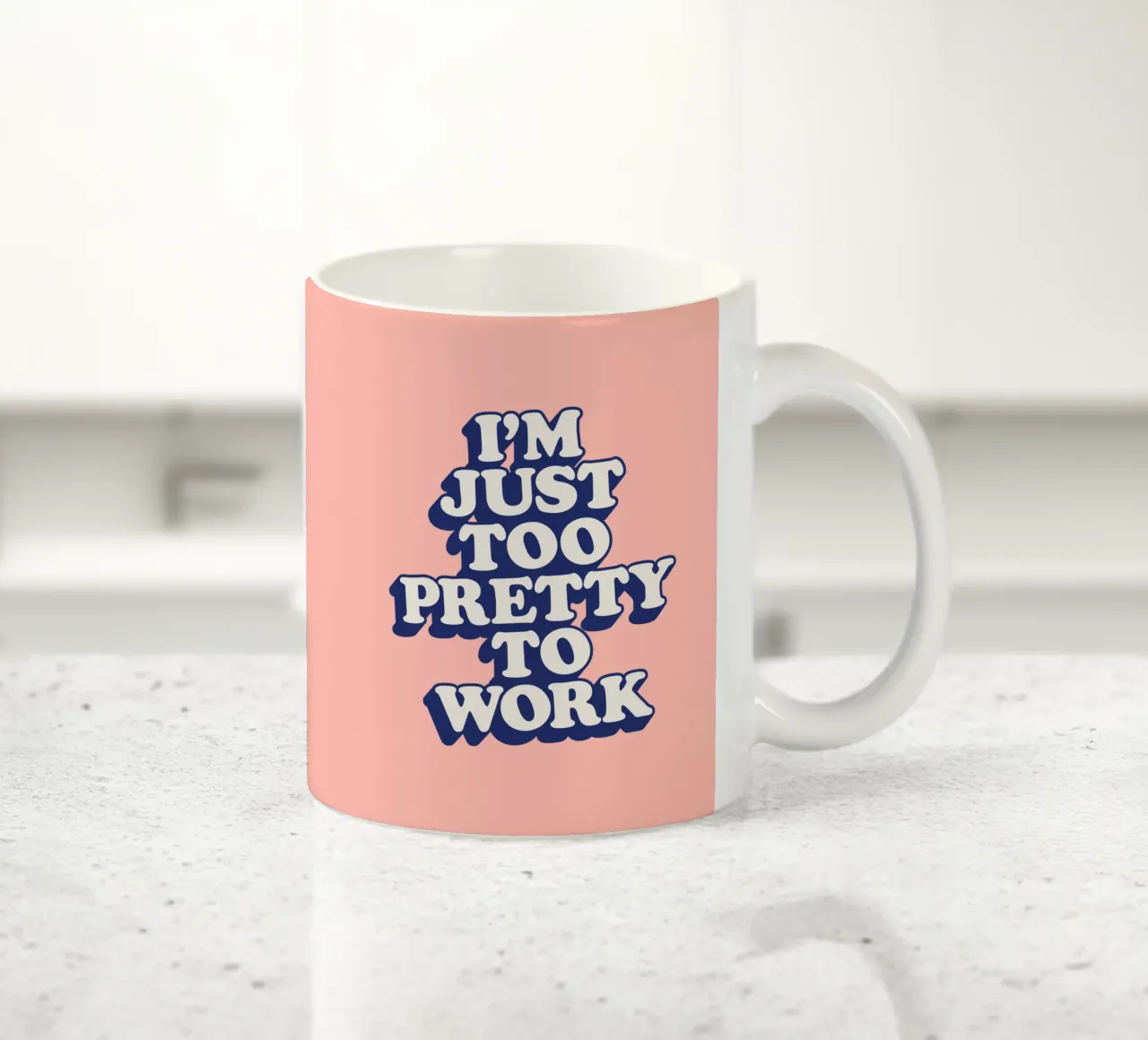 I'm Just Too Pretty to Work Typografie Design in Peach PInk tazza in ceramica da THE MOTIVATED TYPE