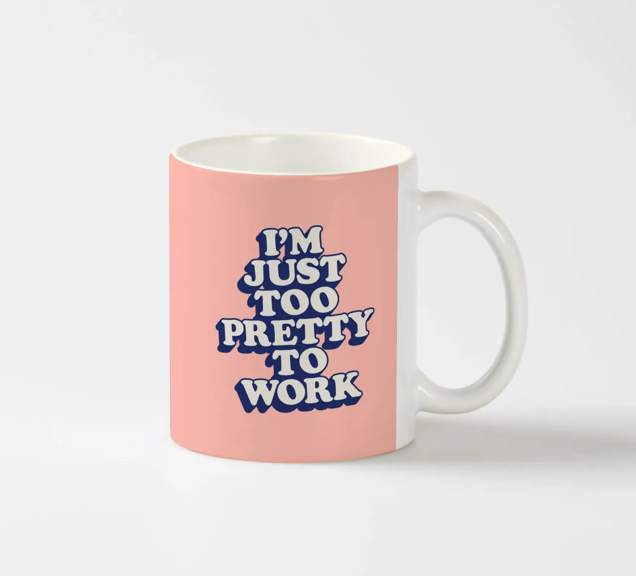 I'm Just Too Pretty to Work Typografie Design in Peach PInk tazza in ceramica da THE MOTIVATED TYPE