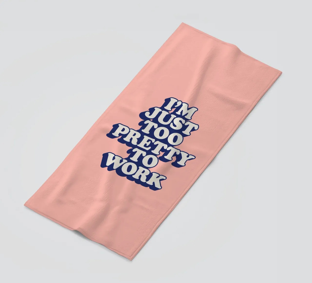 I'm Just Too Pretty to Work Diseño tipográfico en Peach PInk toalla de playa de THE MOTIVATED TYPE