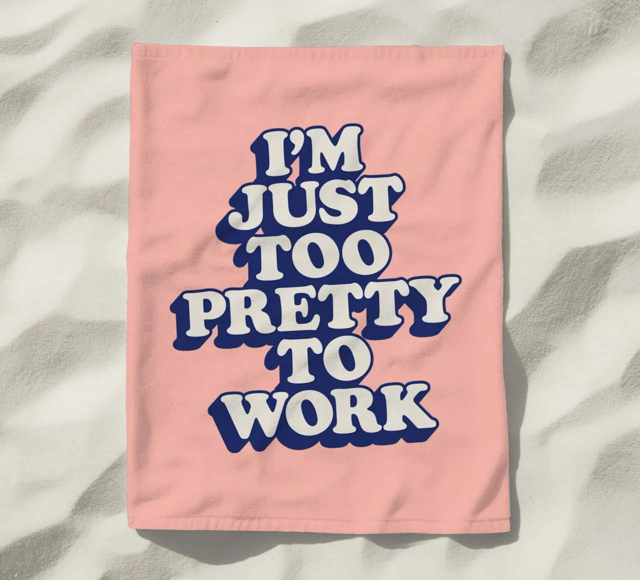 I'm Just Too Pretty to Work Diseño tipográfico en Peach PInk toalla de playa de THE MOTIVATED TYPE