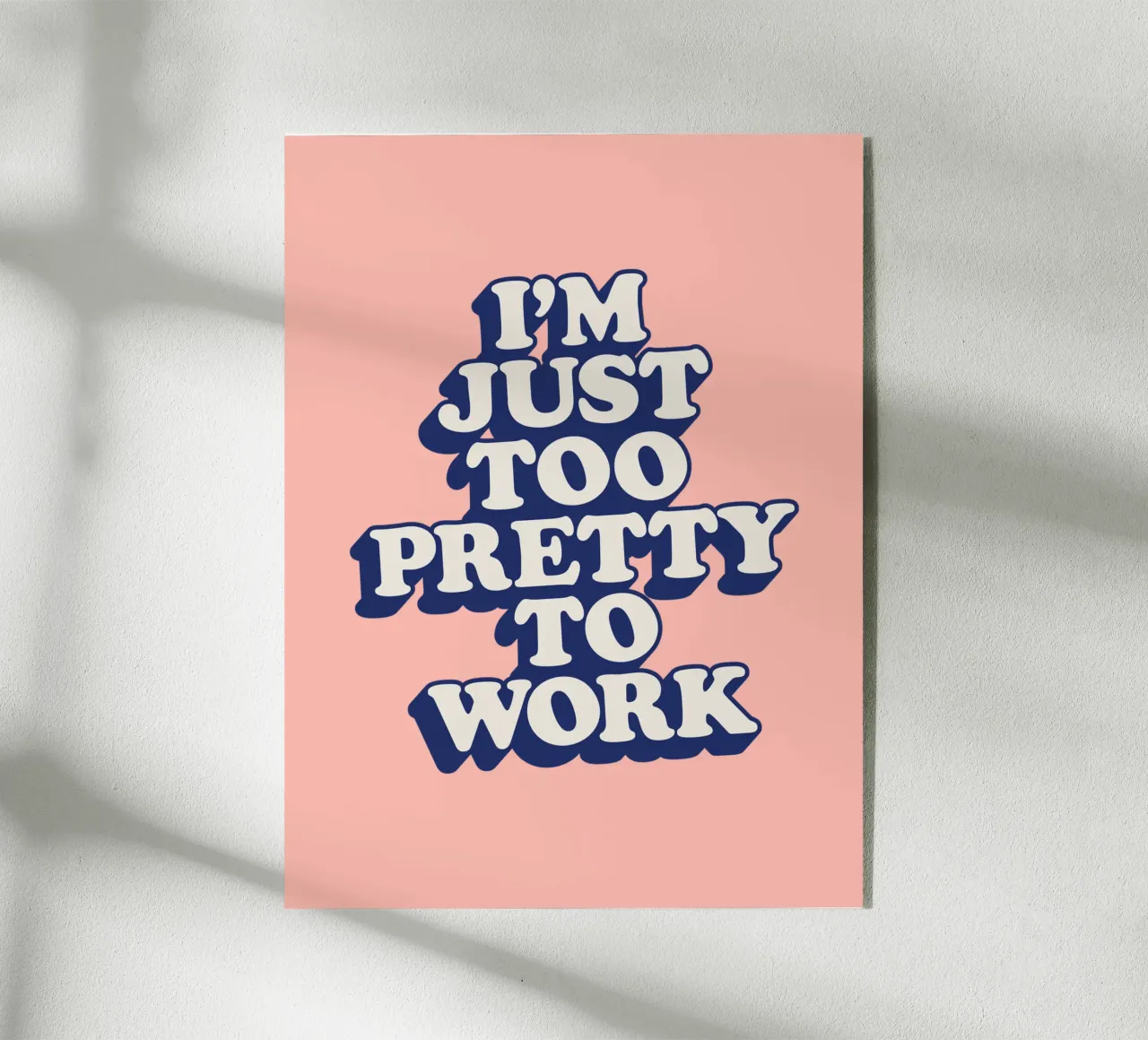 I'm Just Too Pretty to Work Diseño tipográfico en Peach PInk metacrilato de THE MOTIVATED TYPE