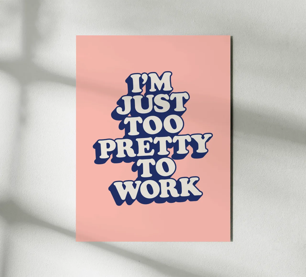I'm Just Too Pretty to Work Diseño tipográfico en Peach PInk aluminio dibond de THE MOTIVATED TYPE