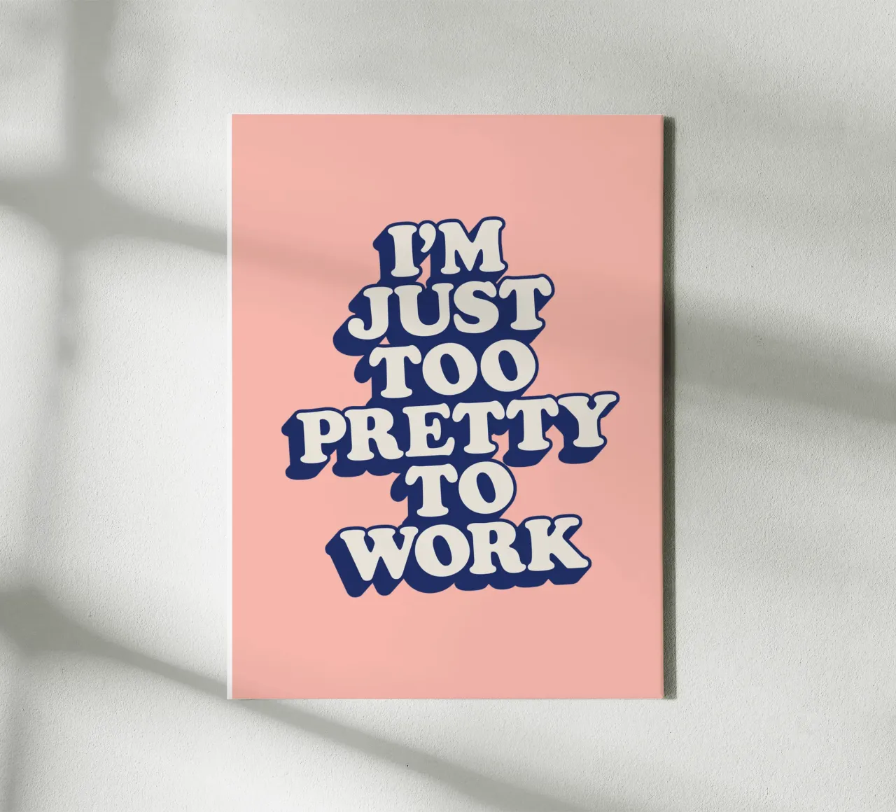 I'm Just Too Pretty to Work Typografie Design in Peach PInk tela da THE MOTIVATED TYPE