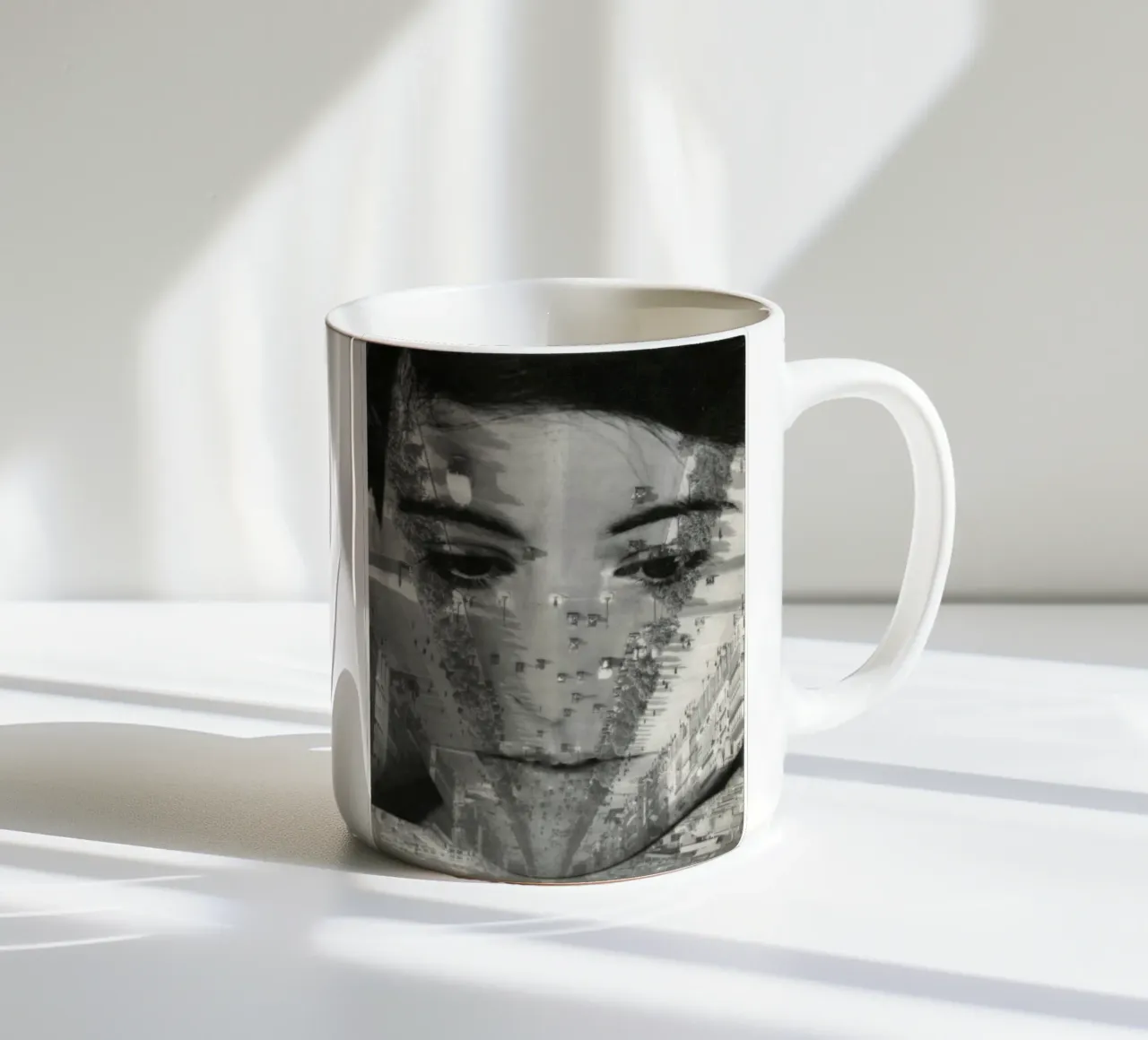 Aenne Biermann - Ritratto con gli Champs-Élyseés tazza in ceramica da ARTOTHEK