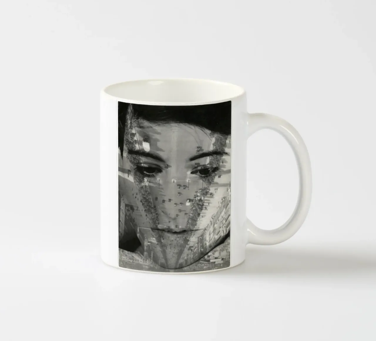 Aenne Biermann - Ritratto con gli Champs-Élyseés tazza in ceramica da ARTOTHEK