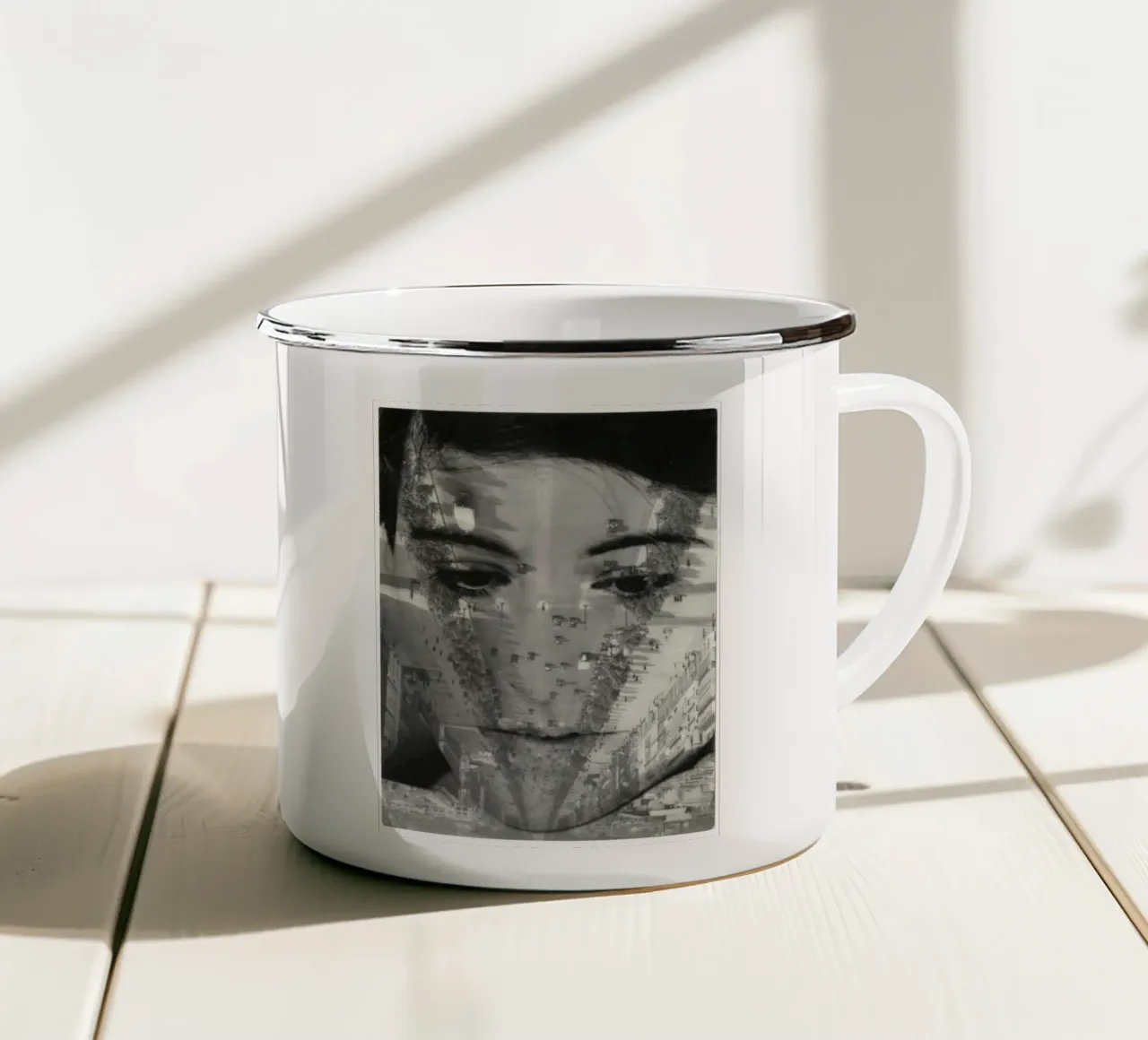 Aenne Biermann - Ritratto con gli Champs-Élyseés tazza in smalto da ARTOTHEK