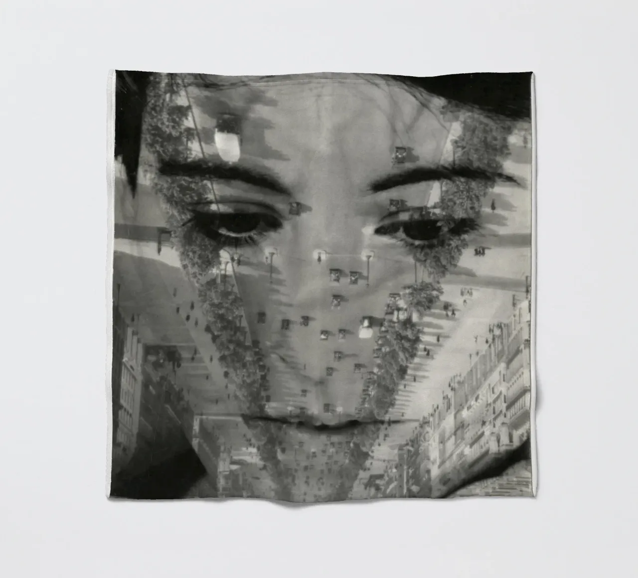 Aenne Biermann - Ritratto con gli Champs-Élyseés coperta in pile da ARTOTHEK